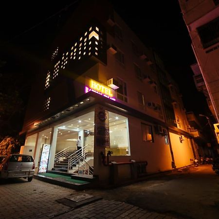 Radical Palace Hotel And Restaurant Лакнау Екстериор снимка