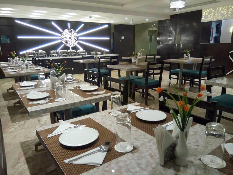 Radical Palace Hotel And Restaurant Лакнау Екстериор снимка