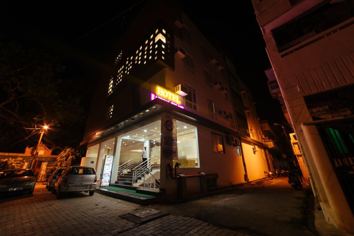 Radical Palace Hotel And Restaurant Лакнау Екстериор снимка