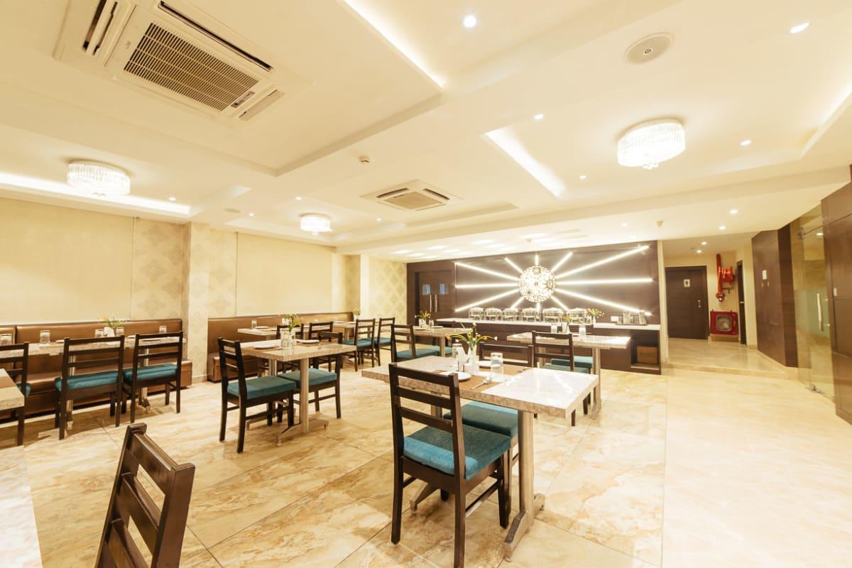 Radical Palace Hotel And Restaurant Лакнау Екстериор снимка